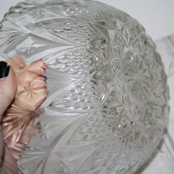 🥣 Vintage Glass Bowl · 8" Wide · 3.75" Tall Clear Glass · Decorative Design · - Picture 3 of 6